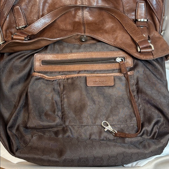 Micheal Kors Milo Shoulder Tote w/Dust Bag - Picture 5 of 17